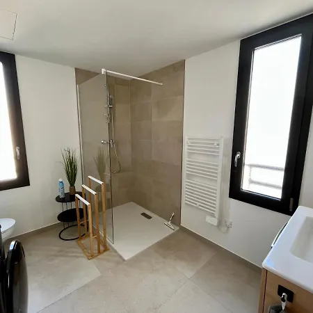 Climatise Neuf Au Calme, Proche Centre-ville, 4 Minutes En Voiture Et Commerces *