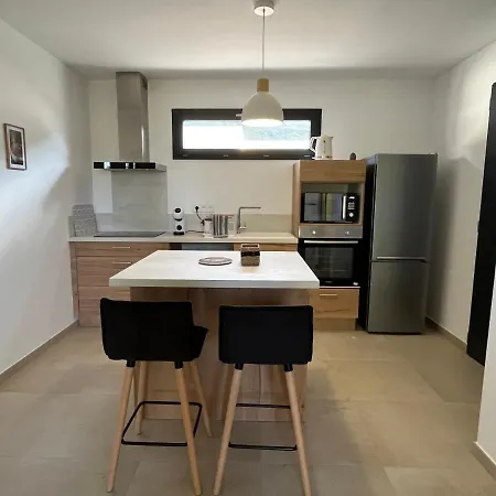 Climatise Neuf Au Calme, Proche Centre-ville, 4 Minutes En Voiture Et Commerces Καλβί