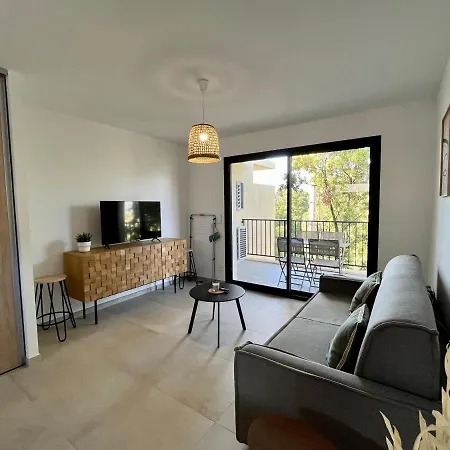 Climatisé Neuf Au Calme, Proche Centre-ville, 4 Minutes En Voiture Et Commerces Apartamento