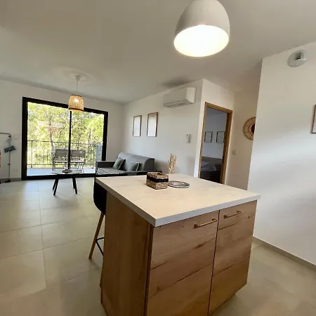 Climatise Neuf Au Calme, Proche Centre-ville, 4 Minutes En Voiture Et Commerces Apartment *