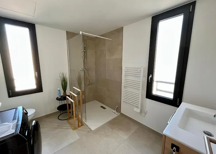 Climatise Neuf Au Calme, Proche Centre-ville, 4 Minutes En Voiture Et Commerces *