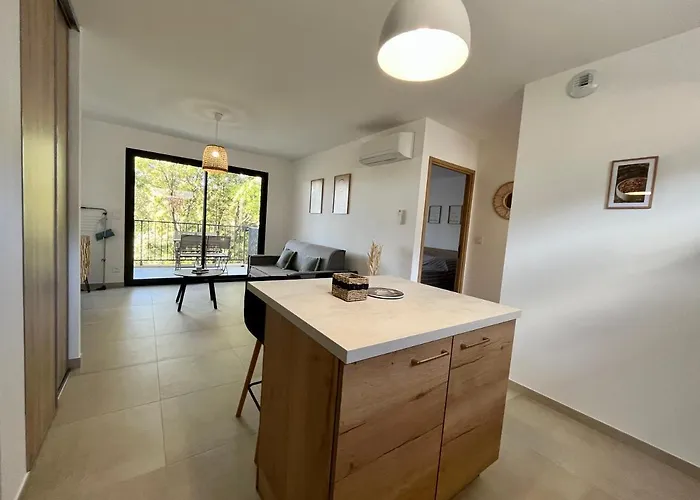 Climatise Neuf Au Calme, Proche Centre-ville, 4 Minutes En Voiture Et Commerces Daire *