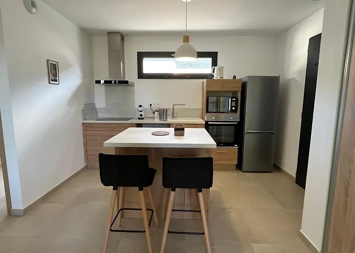 Climatise Neuf Au Calme, Proche Centre-ville, 4 Minutes En Voiture Et Commerces Calvi (Corsica)